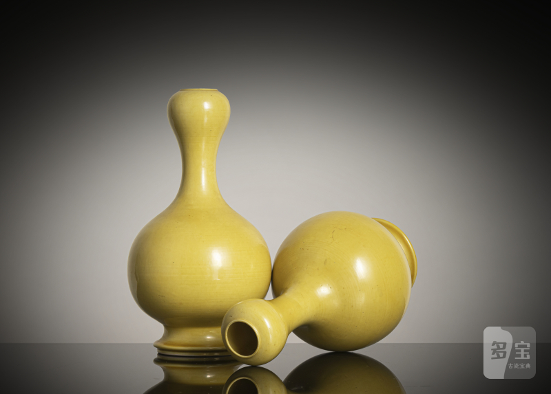 A pair of yellow-glazed "garlic head" porcelain vases - 图2